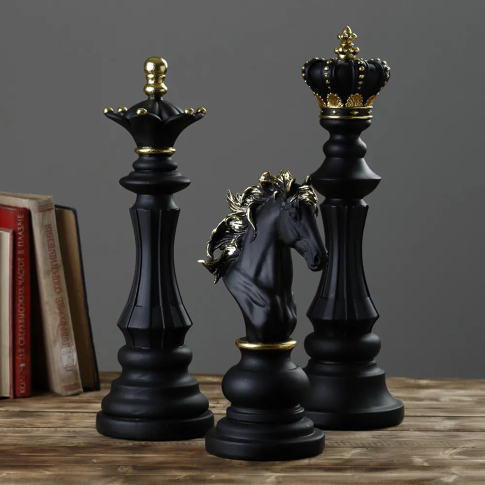Set 3 Ukrasne Figurice Šah - Kralj, Kraljica, Jahač od Smole