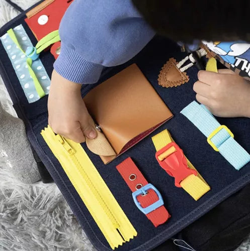 Montessori senzorno igračka s 14 elemenata, u obliku torbe s edukativnim aktivnostima za razvoj finih motoričkih vještina kod male djece.