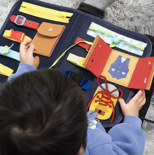 Montessori senzorno igračka s 14 elemenata, u obliku torbe s edukativnim aktivnostima za razvoj finih motoričkih vještina kod male djece.