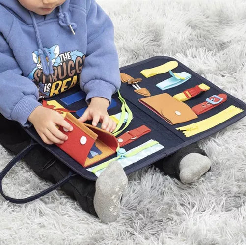 Montessori senzorno igračka s 14 elemenata, u obliku torbe s edukativnim aktivnostima za razvoj finih motoričkih vještina kod male djece.